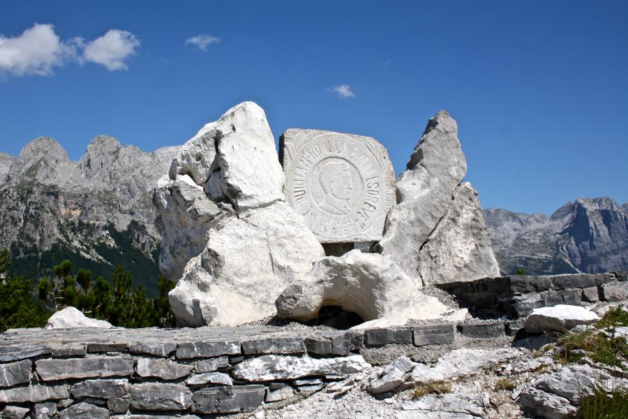 Албания ZA1P Монумент Эдит Дурхам, перевал Тети, Дукагджин.