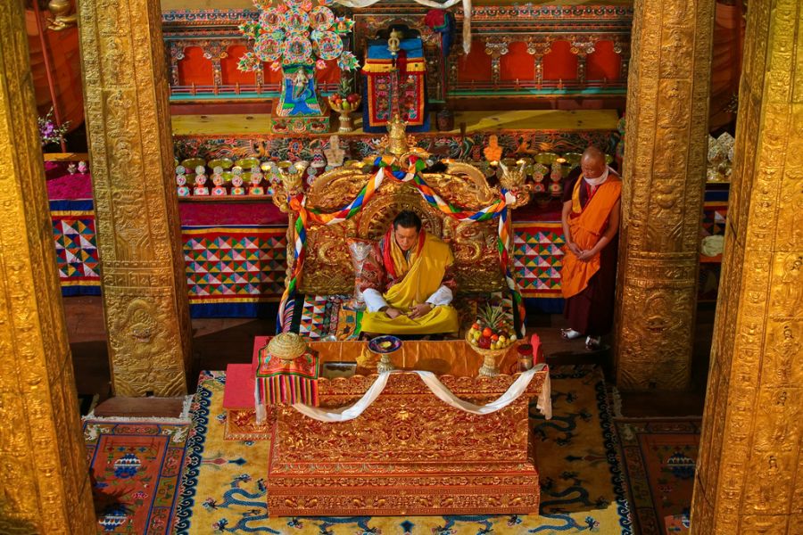 Бутан A52NH DX Новости Гьянендра Бир Бикрам Шах Дев Король Бутана. 