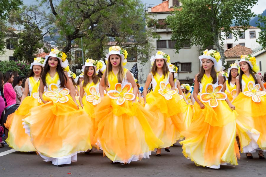 Остров Мадейра CR3OO DX Новости Юные девушки танцуют на фестивале цветов.