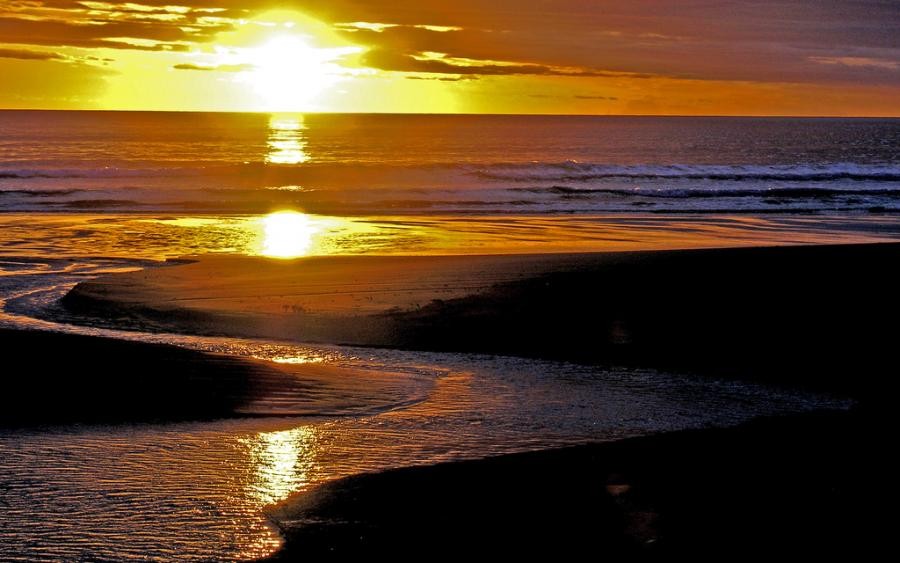 ZL/PD9DX Ocean Beach daybreak, Hawkes Bay, New Zealand.