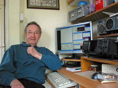 GR3KNU Peter Jackson, Scunthorpe, England. Radio Room Shack.