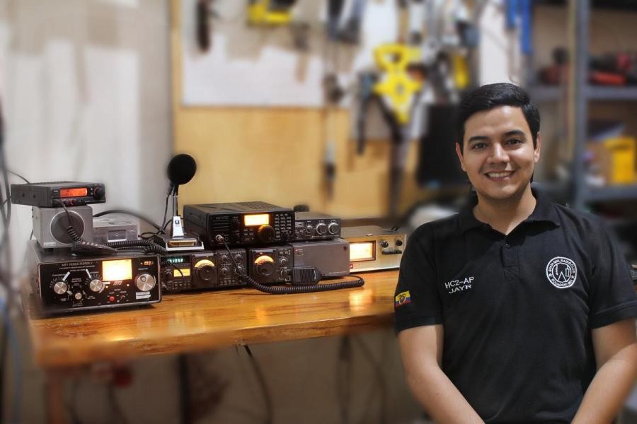 HC2AO Ahmed Perez, Guayaquil, Guayas, Ecuador. Radio Room Shack.
