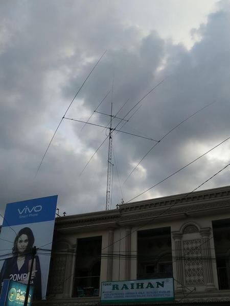 YB7OO Jayadi, Palangka Ray, Indonesia. Antennas.
