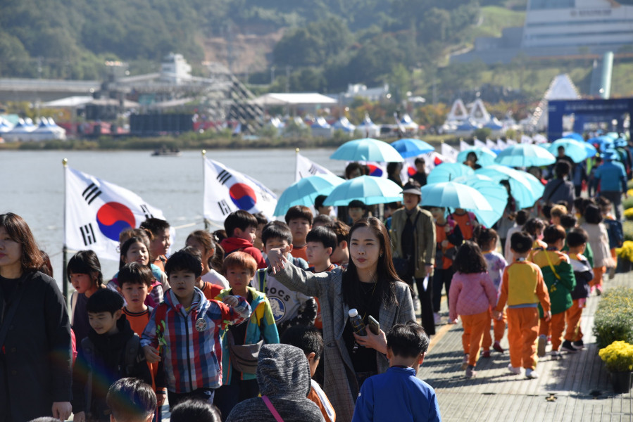 HL07NWPF Nakdong River World Peace Culture Festival, South Korea