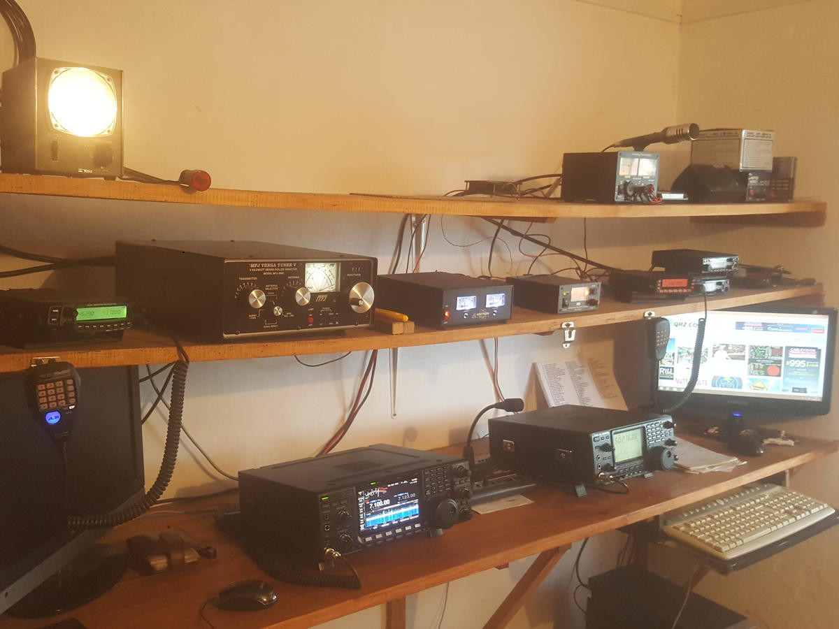 CX1VH Melo, Uruguay Radio Room Shack