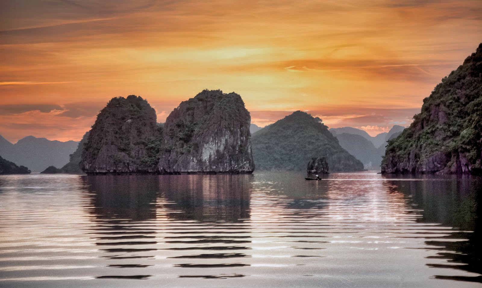 XV9HEU Sunset, Halong Bay, Vietnam