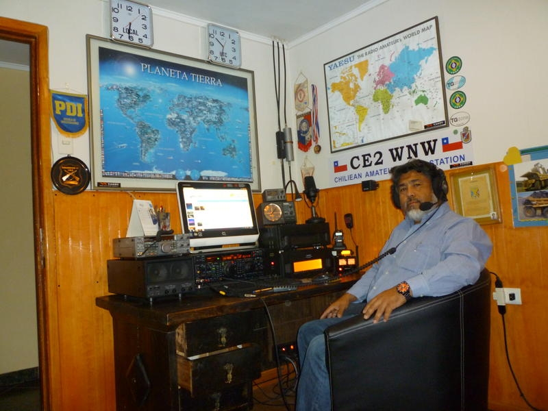CE2WNW Carlos Aranda Albornoz La Serena Chile Radio Room Shack