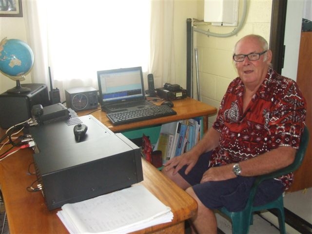 E51BQ Bob Walker, Avarua, Rarotonga Island, Cook Islands. Radio Room Shack.