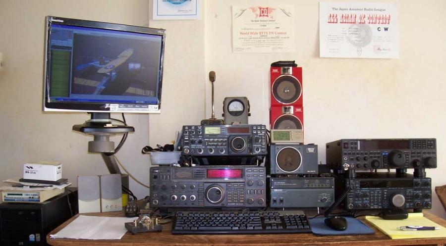 J35X Derek Steele, St Georges, Grenada. Radio Room Shack.