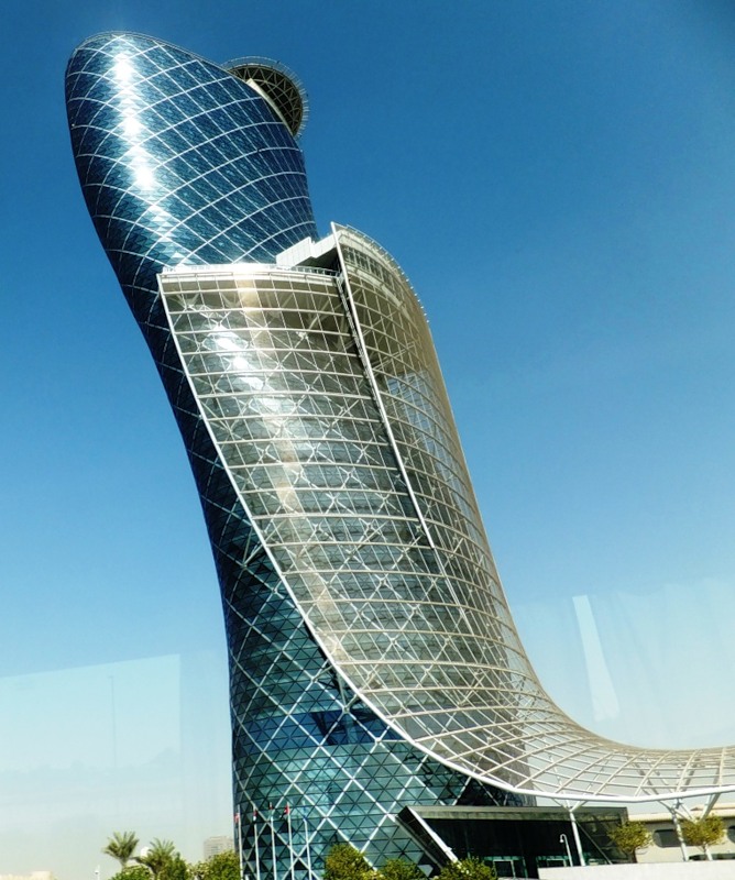 Capital gate в абу даби