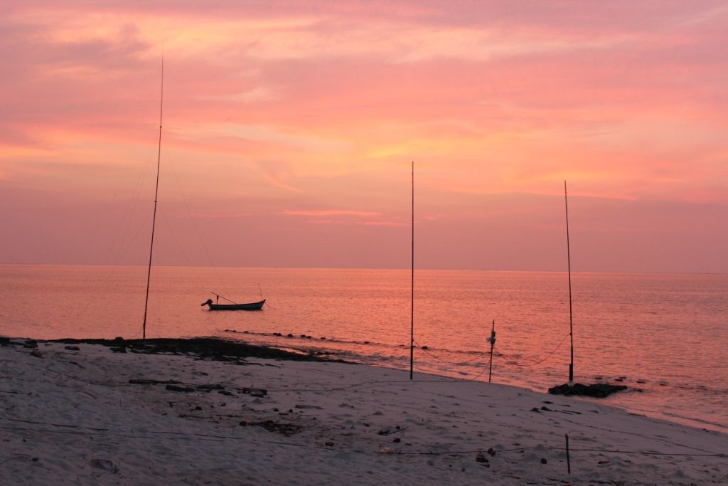 Остров Агатти VU7AG Вертикальные антенны пляж Остров Агатти VU7AG Вертикальные антенны пляж