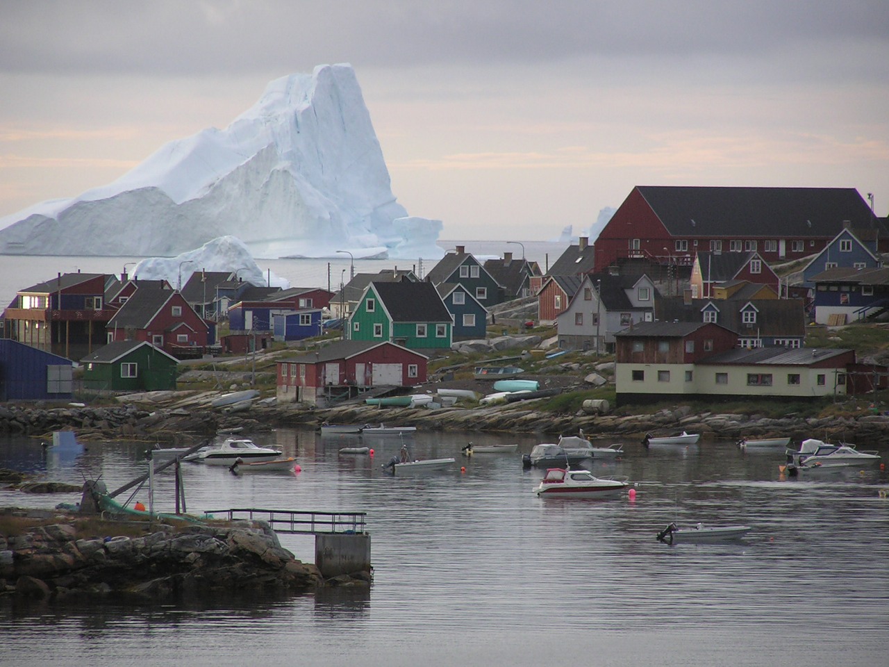 Гренландия осадки. Датская гавань Гренландия. Нуук Гренландия. Гренландия столица. Нуук Гренландия достопримечательности.