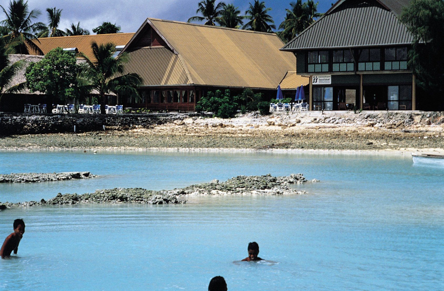 На острове жили 90. Тарава Кирибати. Кирибати столица Тарава. Южная Тарава. Баирики Кирибати.