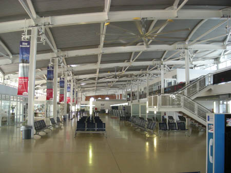 Обратите внимание на эти огромные вентиляторы в аэропорту Тортолы. В 7.30 утра по местному времени во время моего вылета там было довольно свободно. Обратите внимание на эти огромные вентиляторы в аэропорту Тортолы. В 7.30 утра по местному времени во время моего вылета там было довольно свободно.