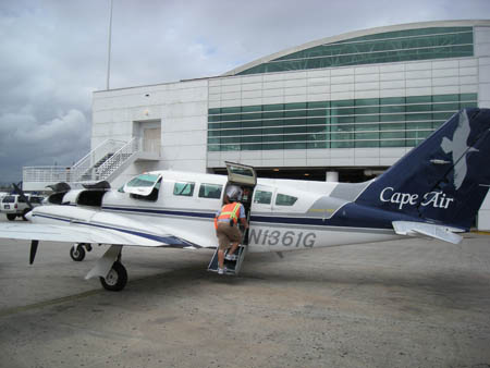 Нашему пилоту удалась очень мягкая посадка в аэропорту Сан-Хуана. Нашему пилоту удалась очень мягкая посадка в аэропорту Сан-Хуана.