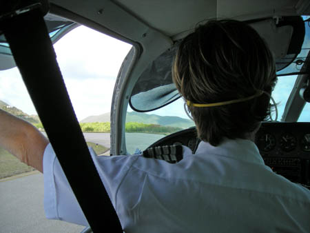 Когда мы улетали с Тортолы я сел прямо позади пилота-женщины компании  Когда мы улетали с Тортолы я сел прямо позади пилота-женщины компании