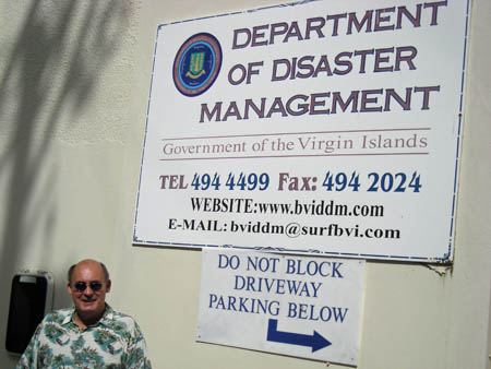 Джордж также взял меня с собой при посещении Офиса Управления чрезвычайных ситуаций и их великолепно организованной радиорубки. Джордж также взял меня с собой при посещении Офиса Управления чрезвычайных ситуаций и их великолепно организованной радиорубки.