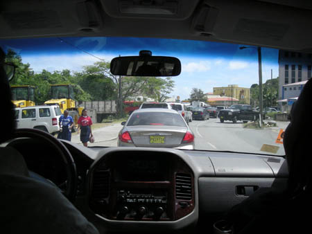 Автомобильное движение в Road Town, Тортола в обеденные часы. Автомобильное движение в Road Town, Тортола в обеденные часы.