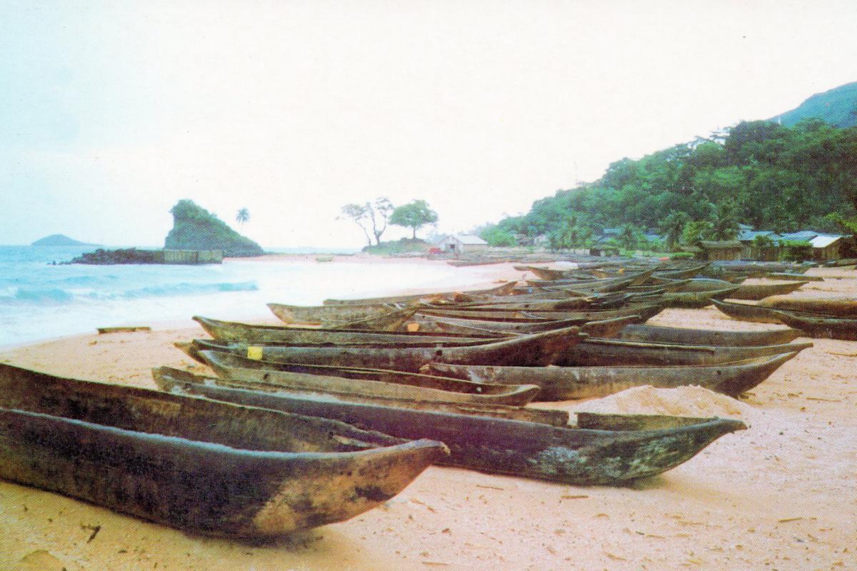 3C0W Каюкос - деревянные лодки, остров Аннобон.