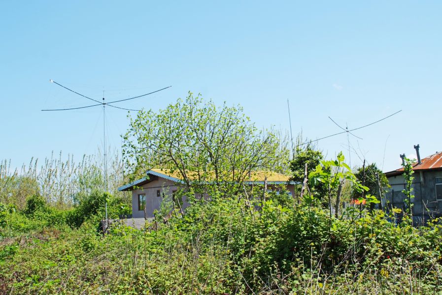 EP2A Iran Spiderbeams and shack. EP2A Iran Spiderbeams and shack.