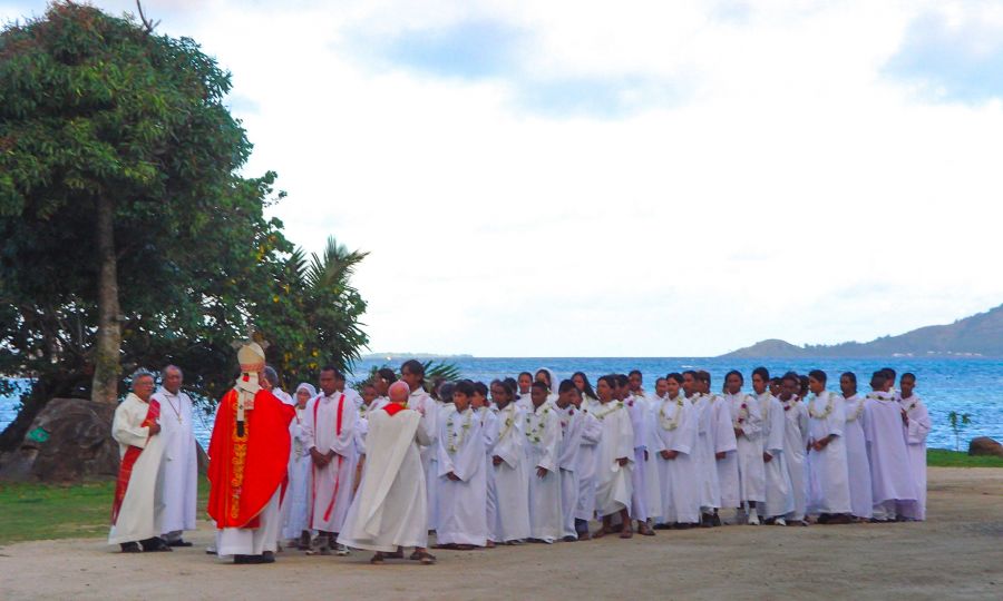 Остров Мангарева Острова Гамбье TX2AH TO2AH Туристические достопримечательности Процессия. Остров Мангарева Острова Гамбье TX2AH TO2AH Туристические достопримечательности Процессия.