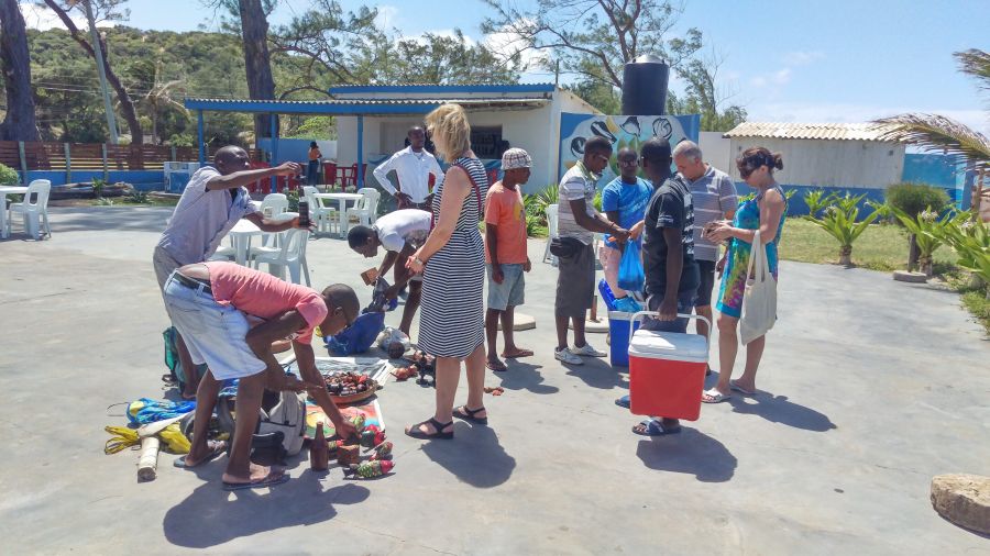 Хаи Хаи Мозамбик Продавцы на пляже Хаи Хаи Мозамбик Продавцы на пляже