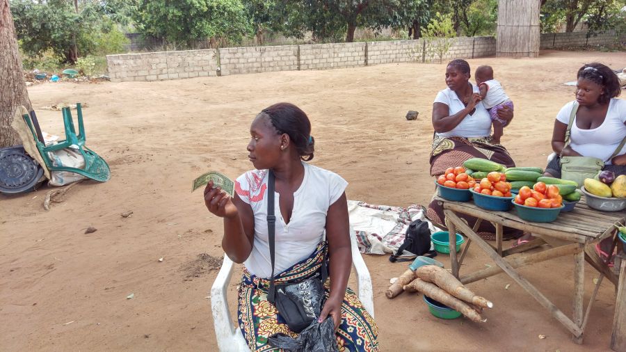 Мозамбик Неведомые деньги Девки, что за бумажку он мне сует вместо денег?. Мозамбик Неведомые деньги Девки, что за бумажку он мне сует вместо денег?.