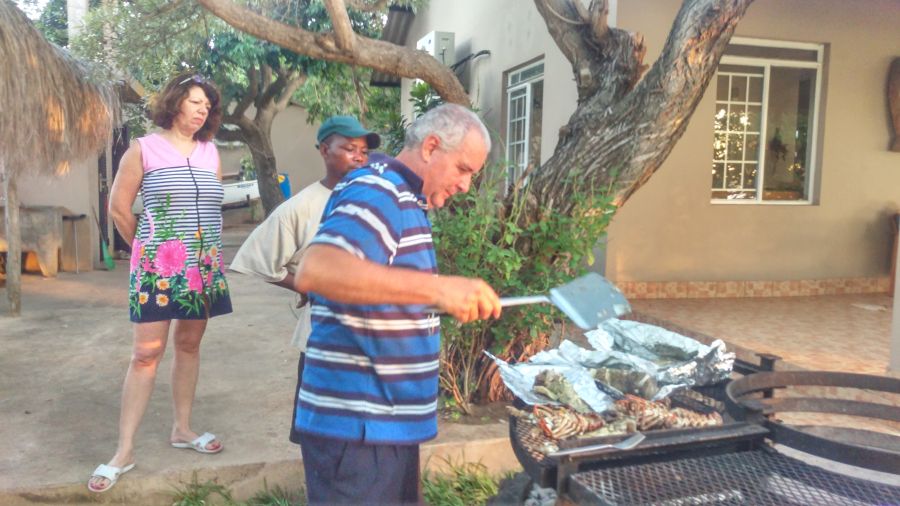 Мозамбик Джозе колдует над ужином Мозамбик Джозе колдует над ужином