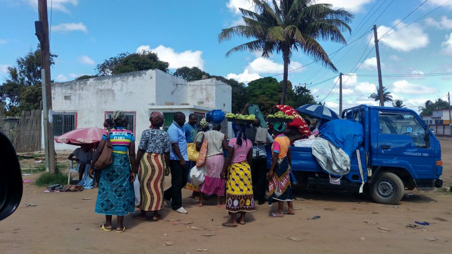Мозамбик Хаи Хаи Везде торгуют, везде люди Мозамбик Хаи Хаи Везде торгуют, везде люди