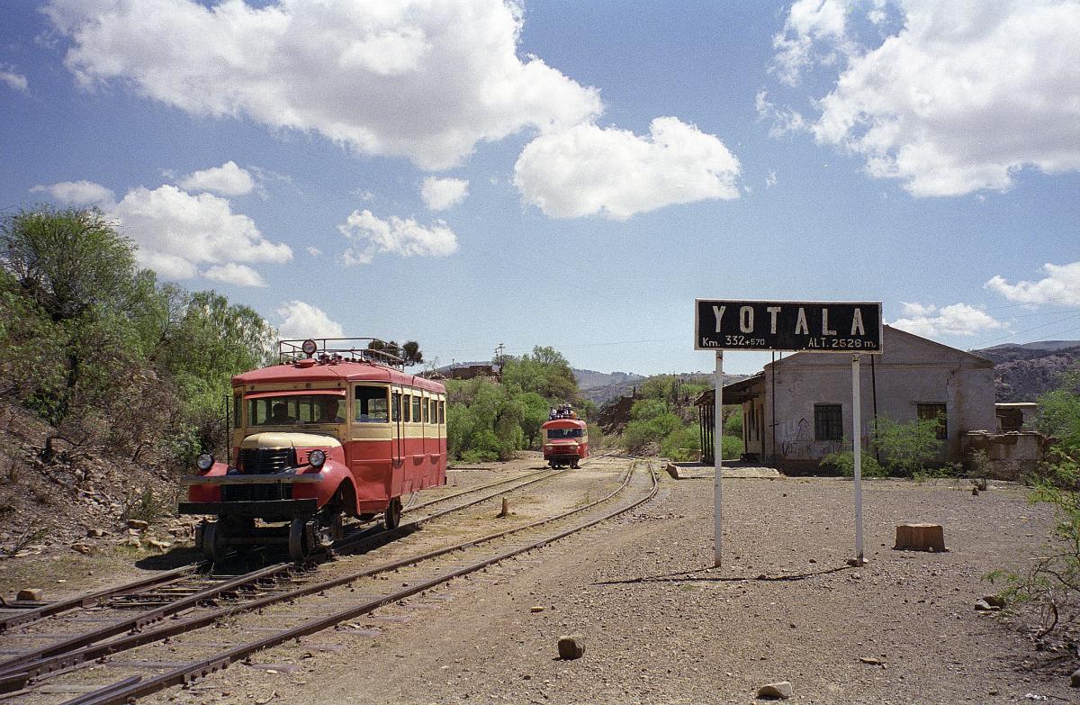 Железнодорожные автобусы, Йотала, Боливия Железнодорожные автобусы, Йотала, Боливия