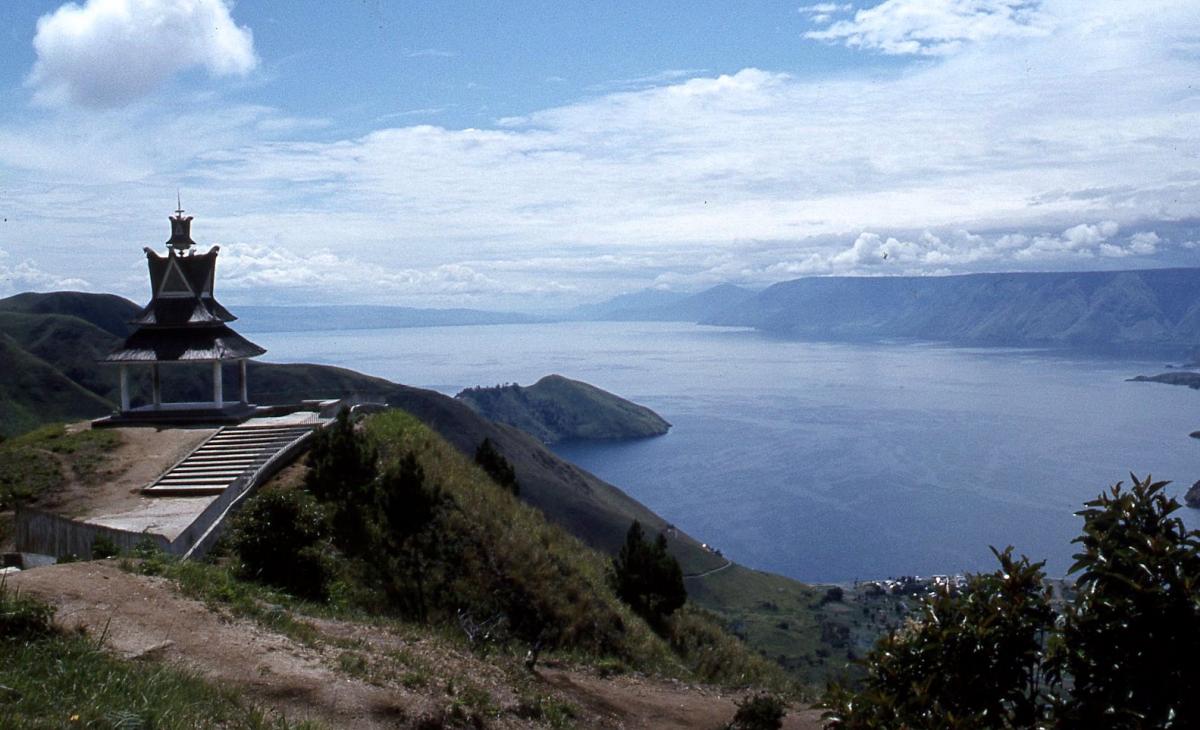 Озеро Тоба, остров Суматра, Индонезия Озеро Тоба, остров Суматра, Индонезия