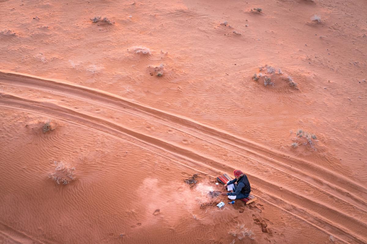Бедуин после заката, пустыня Вади Рам, Иордания Бедуин после заката, пустыня Вади Рам, Иордания