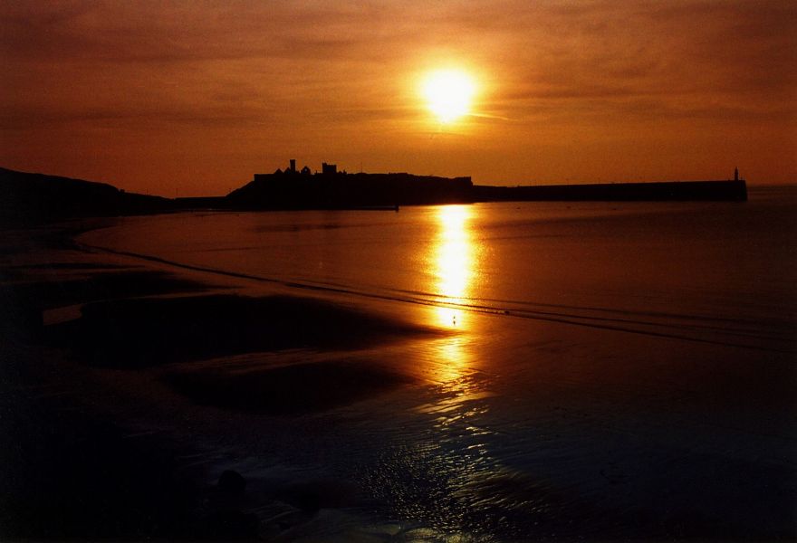 Noticias del DX MD7C de la Isla de Man: puesta de sol en Peel Bay.