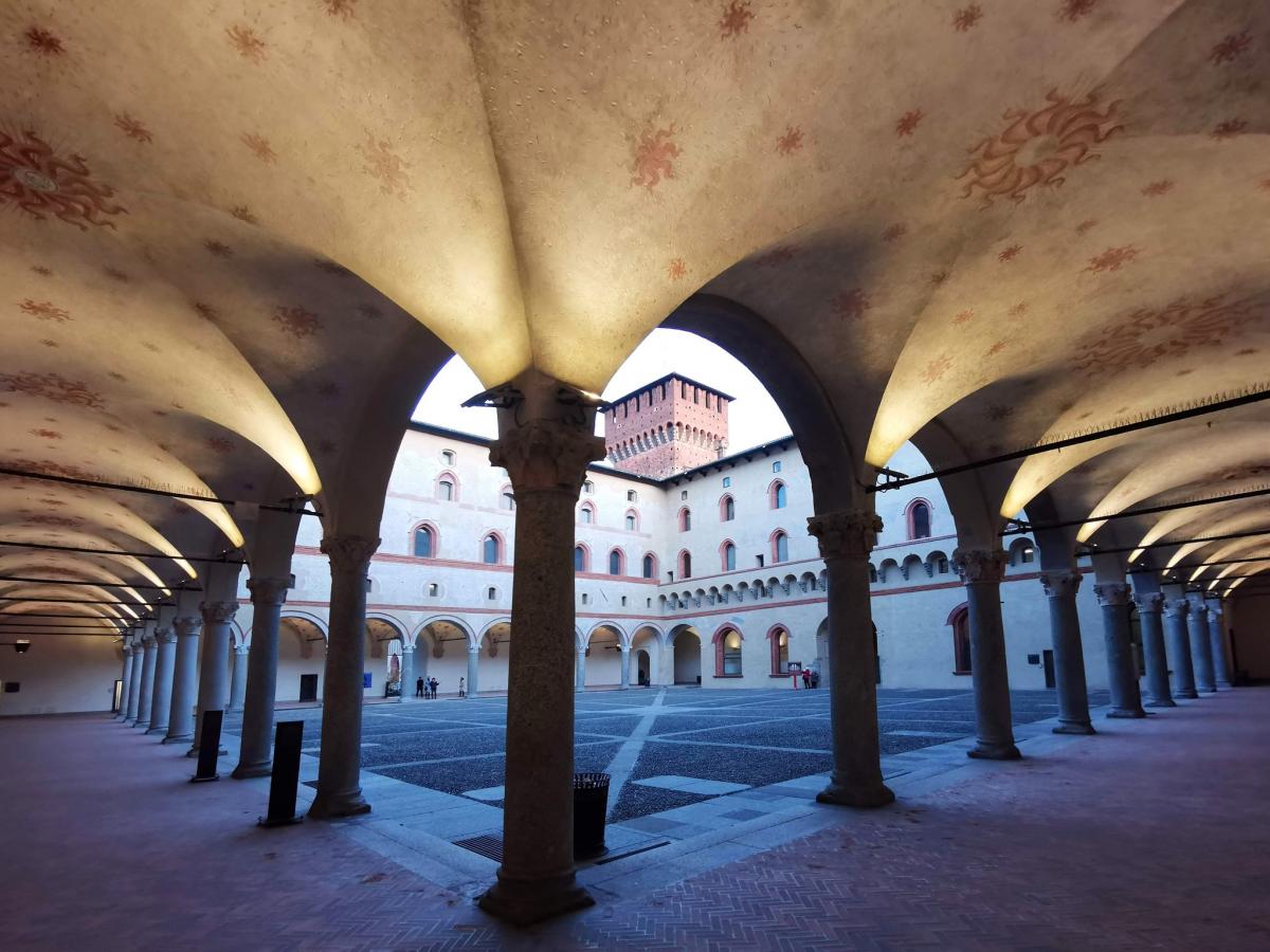 Кортиле делла Роккетта, замок Сфорца, Милан, Италия Кортиле делла Роккетта, замок Сфорца, Милан, Италия