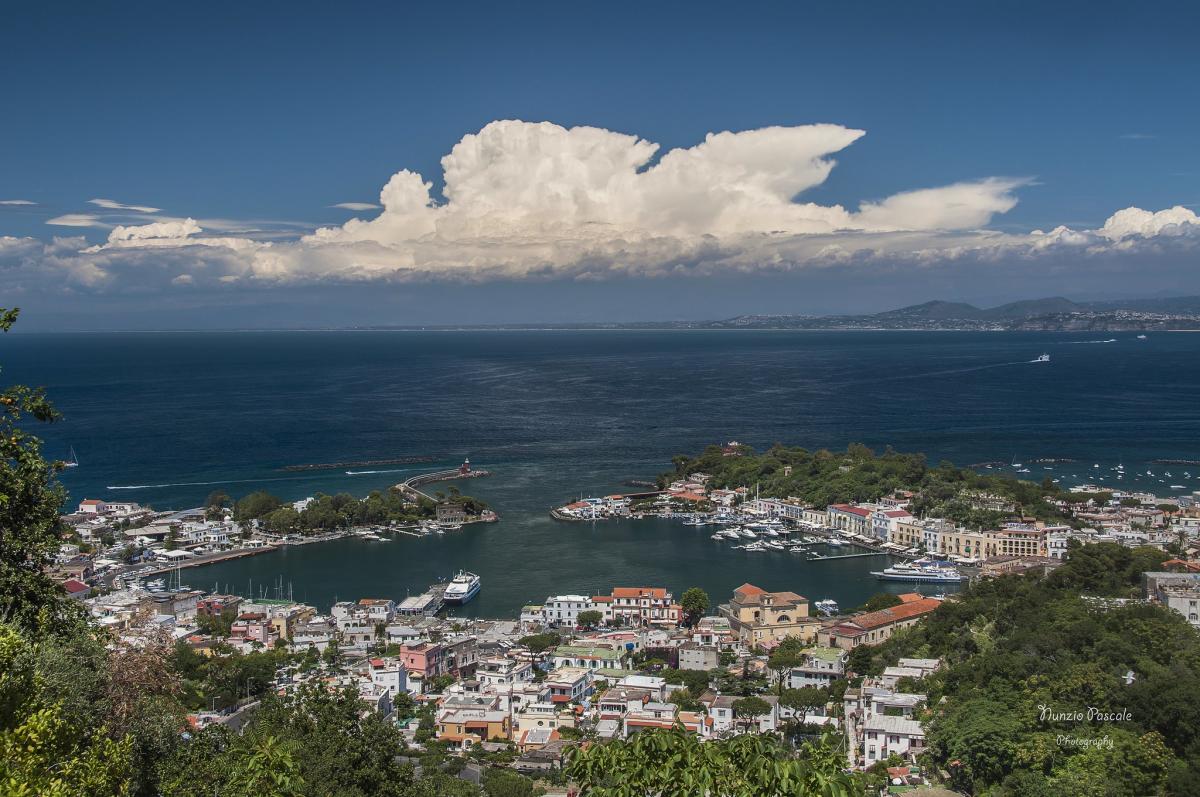 Остров Искья, Италия Остров Искья, Италия