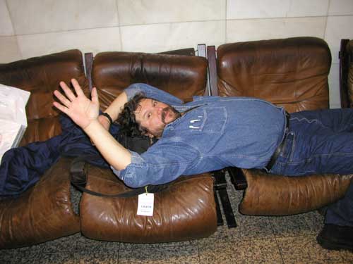 Лиссабон EY8CQ коротает время в Лиссабонском аэропорту Лиссабон EY8CQ коротает время в Лиссабонском аэропорту