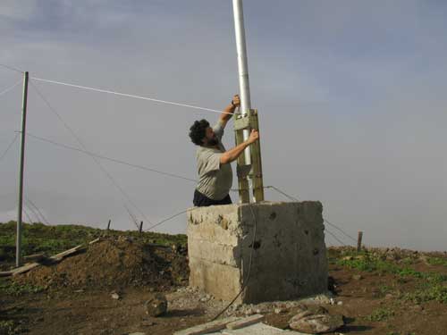 Монте Верде EY8CQ крепит противовесы к штырю на 80м Монте Верде EY8CQ крепит противовесы к штырю на 80м