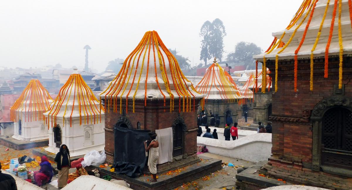 Раннее утро, Пашупагинатх, Катманду, Непал Раннее утро, Пашупагинатх, Катманду, Непал