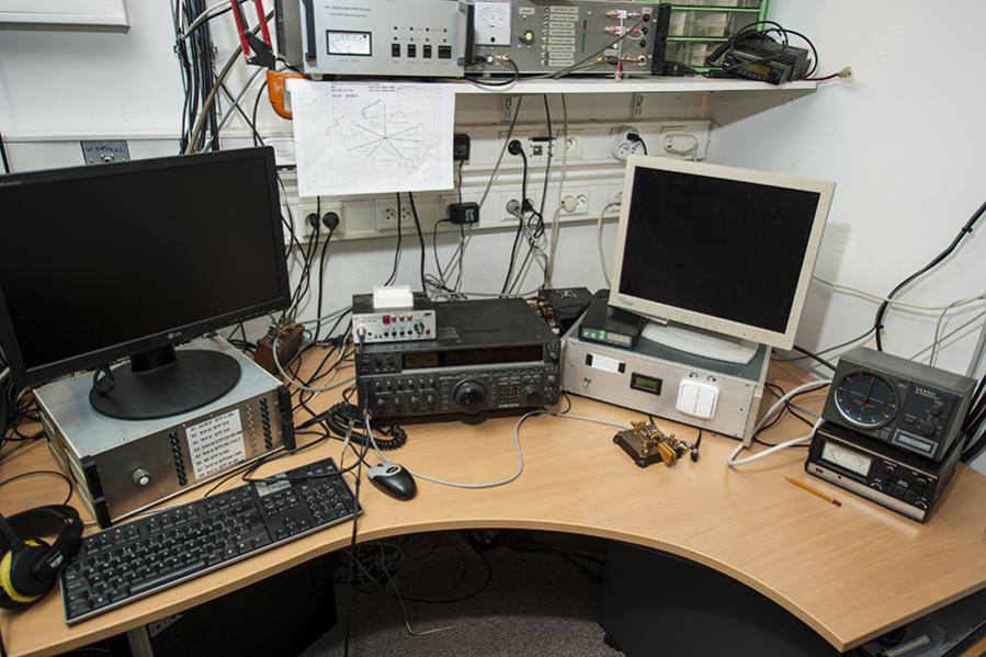 OL3Z Contest Station 144 mHz operating position