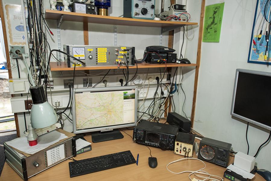 OL3Z Contest Station 435 mHz operating position