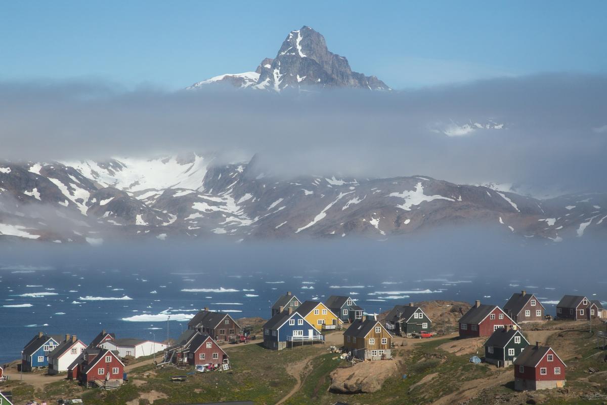 Гренландия принадлежит. Tasiilaq Гренландия. Остров Гренландия достопримечательности. Северная Америка Гренландия. Гренландия климат.