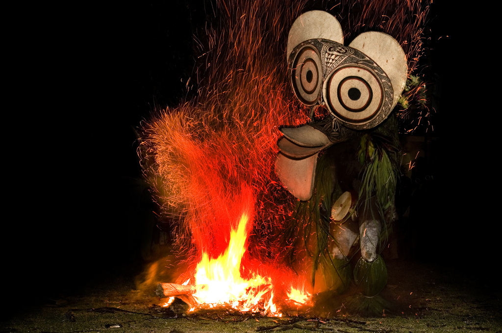 P29DA Огненное шоу, Папуа Новая Гвинея. Туристические достопримечательности.