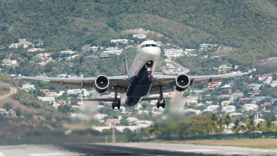 Синт Мартен PJ7/PH2M Самолет авиакомпании Delta Air Lines Синт Мартен PJ7/PH2M Самолет авиакомпании Delta Air Lines