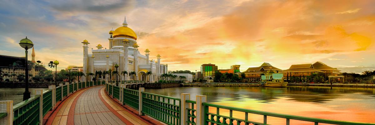 V85/KC0W Sunrise over Sultan Omar Ali Saifuddin mosque in Bandar Seri Begawan, Darussalam, Brunei. Tourist attractions spot V85/KC0W Sunrise over Sultan Omar Ali Saifuddin mosque in Bandar Seri Begawan, Darussalam, Brunei. Tourist attractions spot