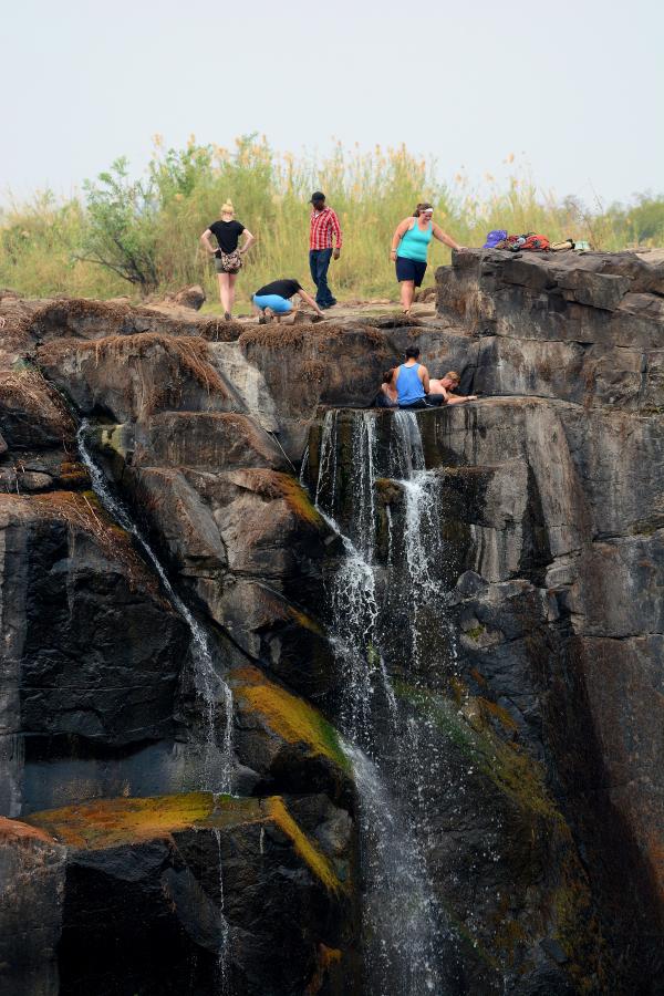 Котел дьявола, остров Ливингстона, Замбия Котел дьявола, остров Ливингстона, Замбия