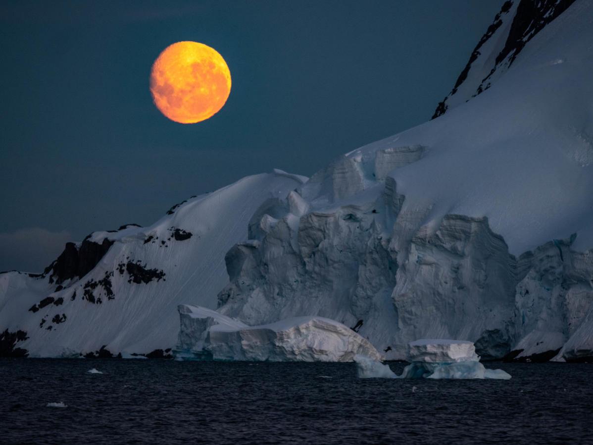 Луна в Антарктиде